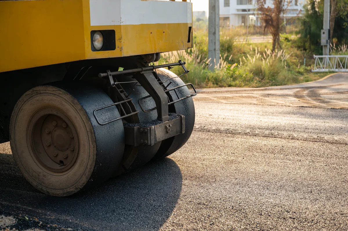 Pavimentação de rodovia com sinalização horizontal em obra viária