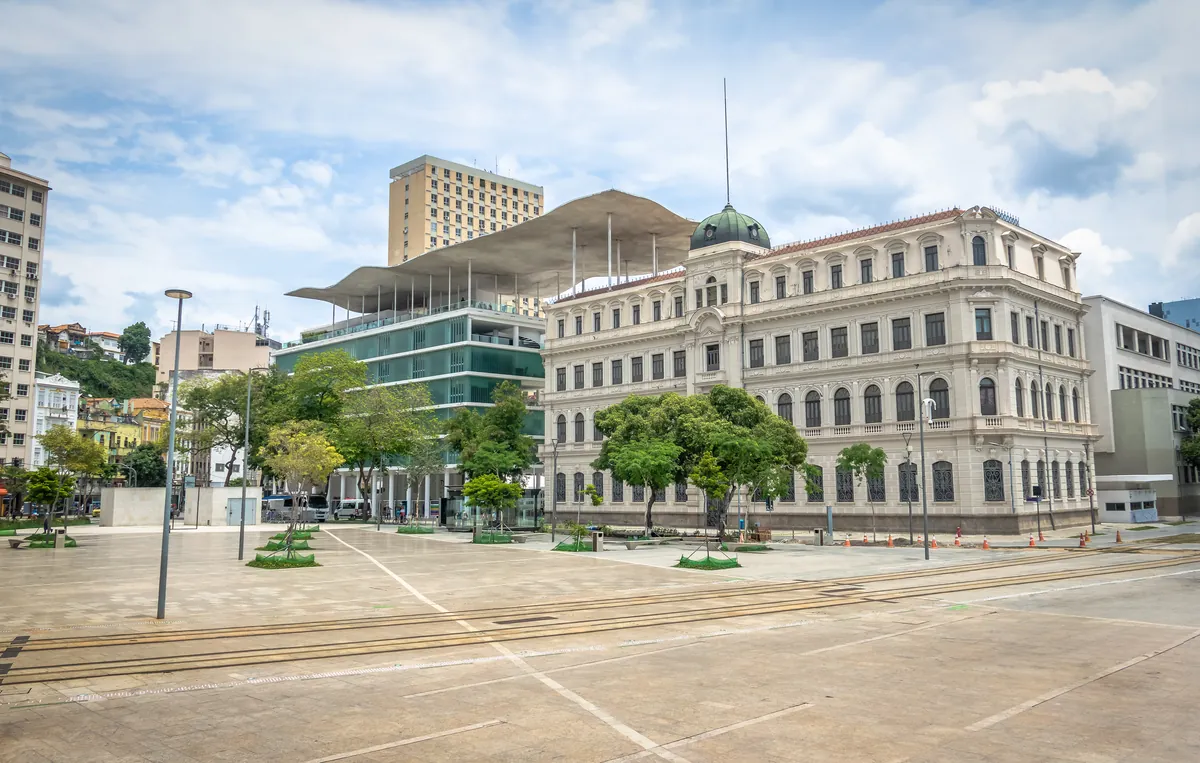 Revitalização de praça e calçadas com piso tátil em obra de urbanização