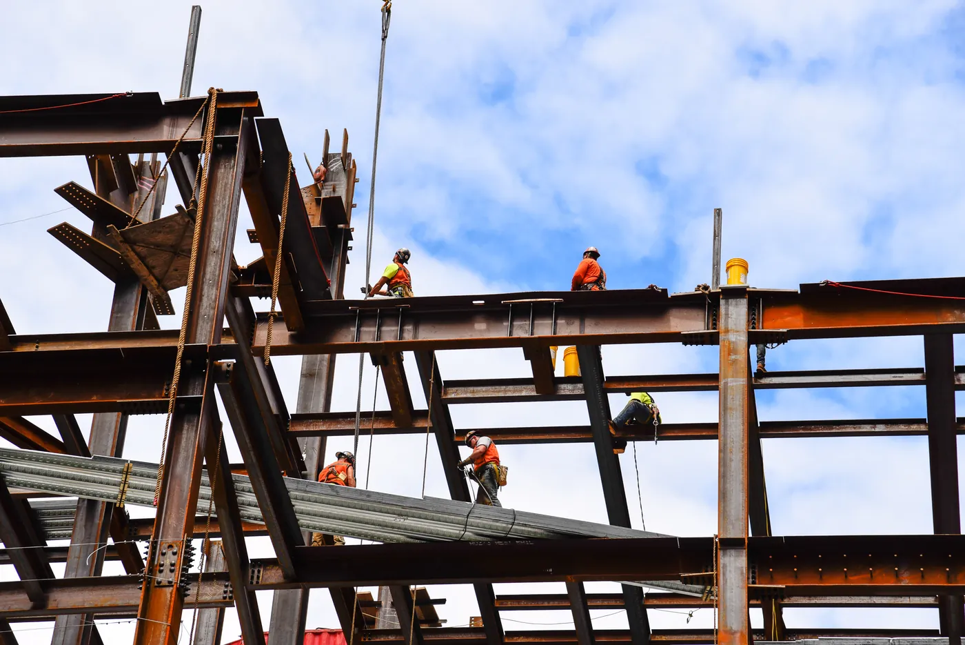Montagem de estrutura metálica em obra de edificação